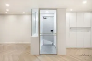 헤링본 마루와 화이트 수납장이 돋보이는 32평 모던 거실